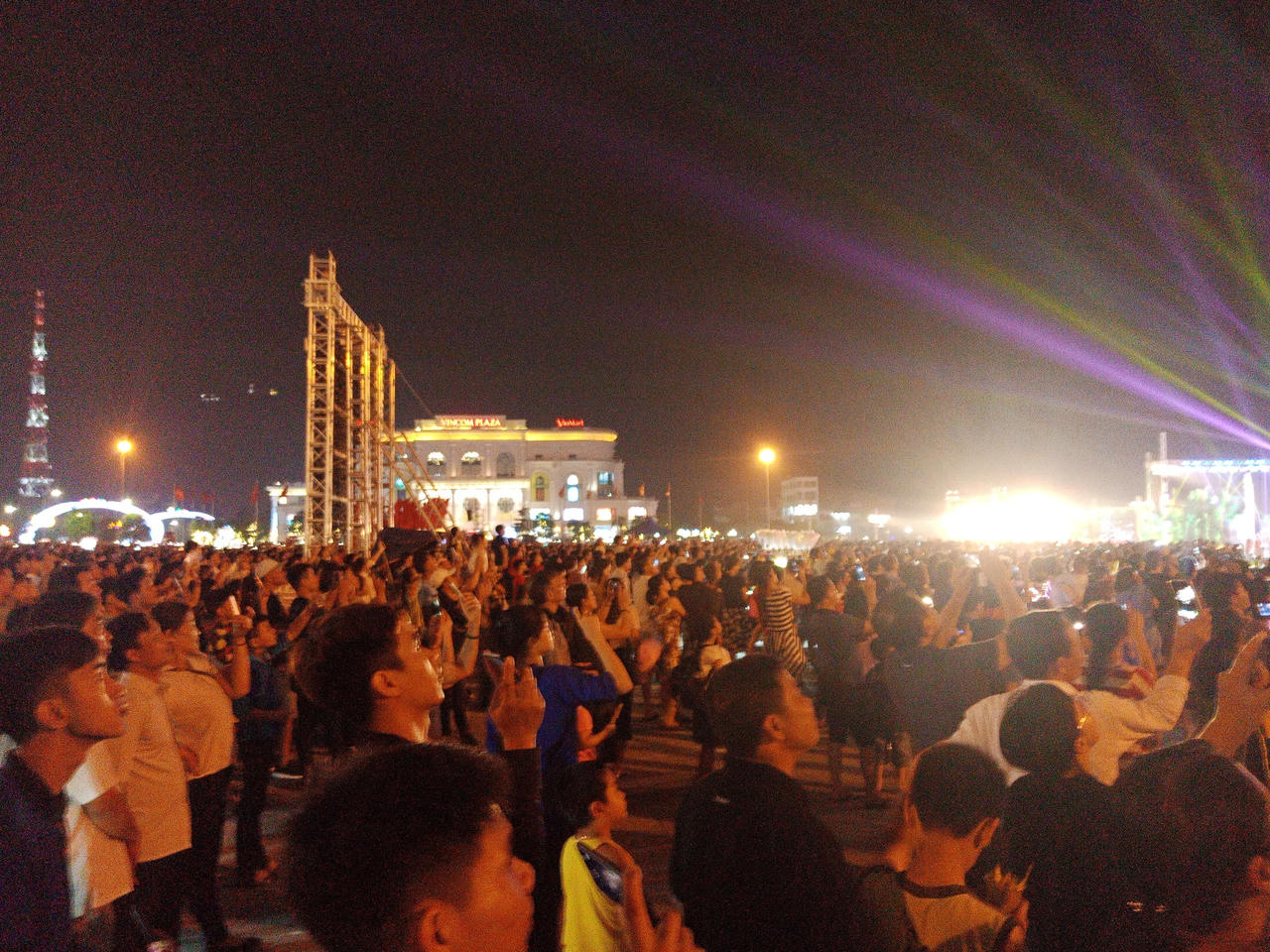 Mãn nhãn với màn pháo hoa đêm nghệ thuật Khai hội Đền Hùng 2019