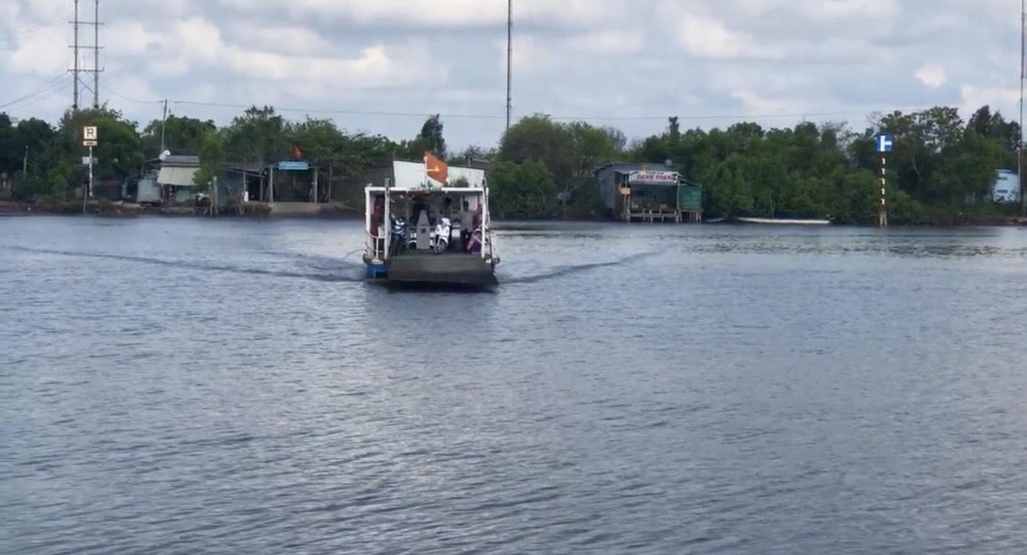 Phà Vàm Xáng: Người dân bức xúc vì thu phí quá cao