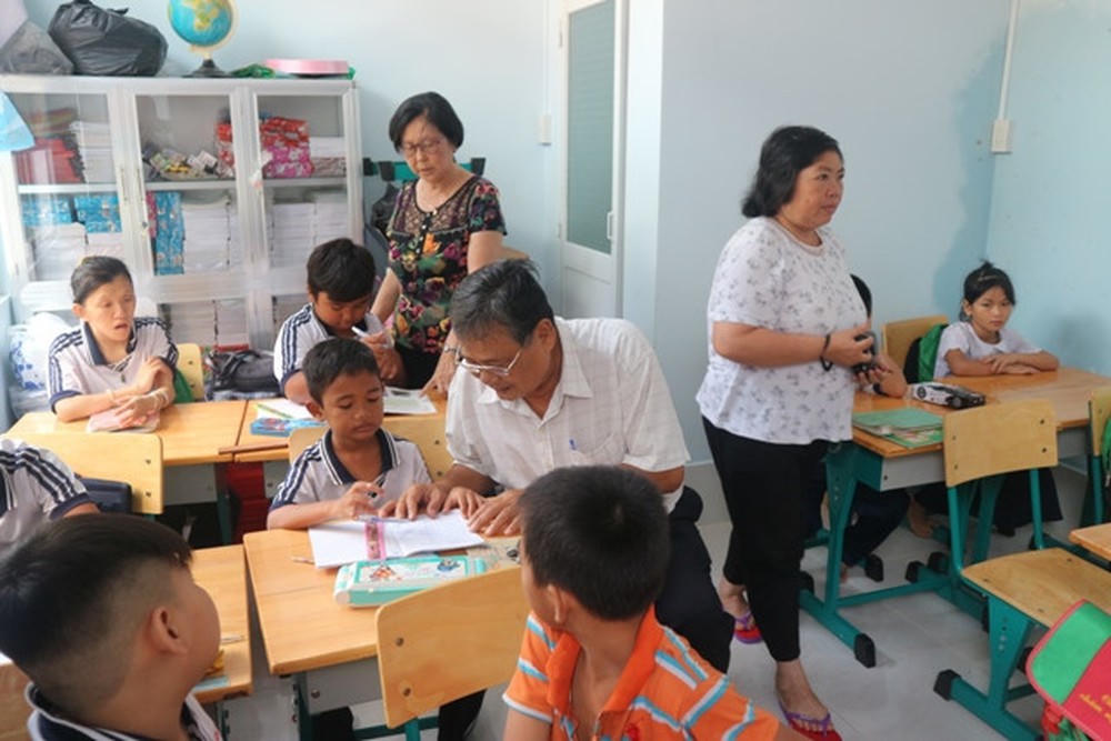 Lớp học tình thương của ông Ba Thời 