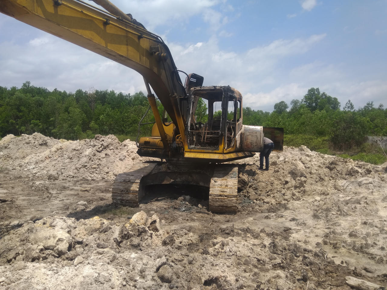 Xe cuốc cháy rụi nghi bị đốt ở Phú Quốc