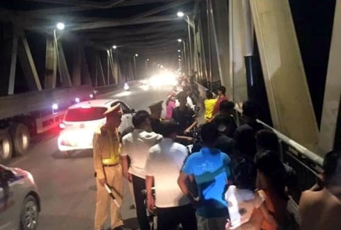 Để lại hai con mồ côi, góa phụ nhảy cầu tự tử