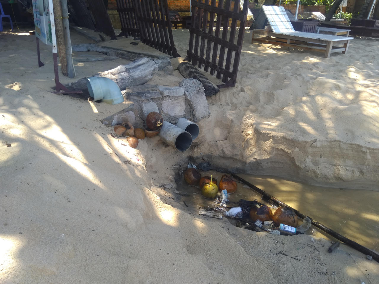 Bất thường dòng nước đen đổ ra biển Phú Quốc 