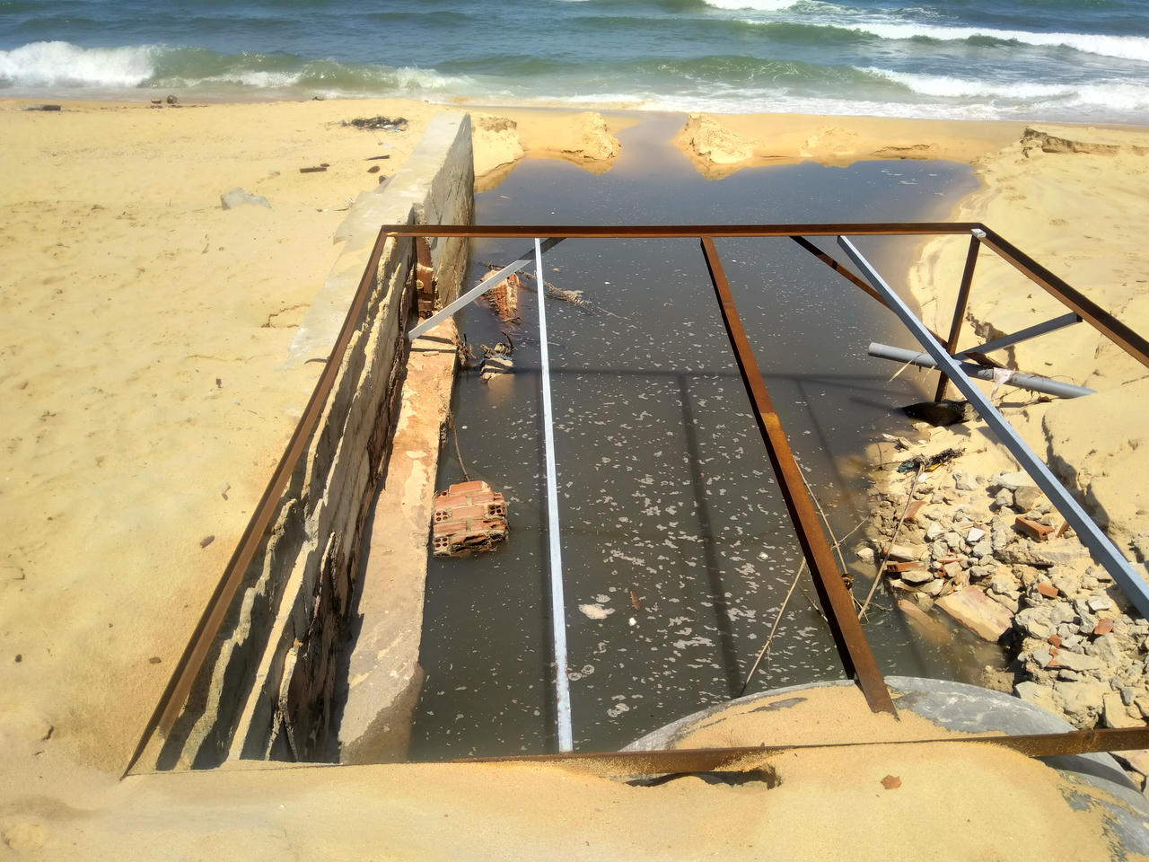 Bất thường dòng nước đen đổ ra biển Phú Quốc 