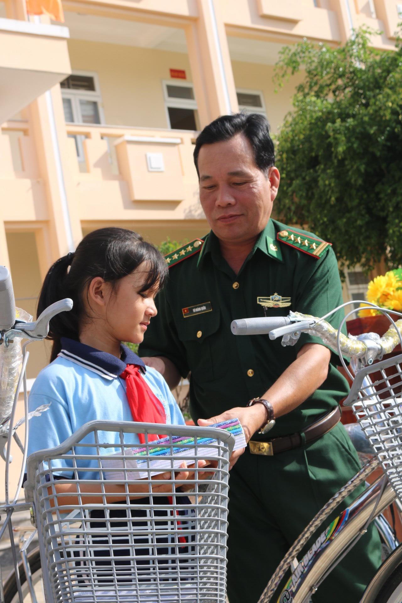 Sẻ chia ấm áp nghĩa tình của Báo Pháp luật Việt Nam với bà con nghèo huyện đảo Phú Quốc