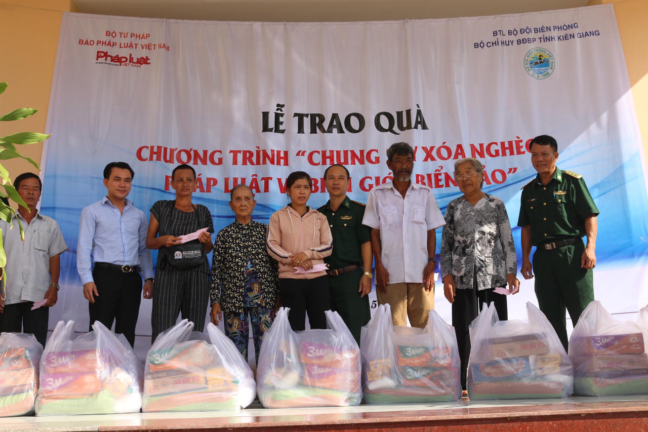 Sẻ chia ấm áp nghĩa tình của Báo Pháp luật Việt Nam với bà con nghèo huyện đảo Phú Quốc