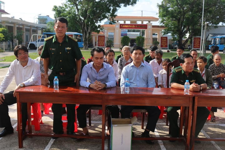 Sẻ chia ấm áp nghĩa tình của Báo Pháp luật Việt Nam với bà con nghèo huyện đảo Phú Quốc