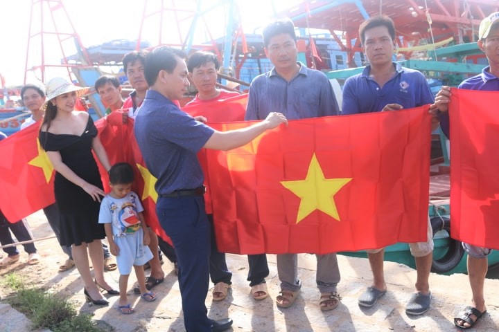 Thiêng liêng lá cờ đỏ sao vàng giữa trùng khơi ngư trường Tổ quốc