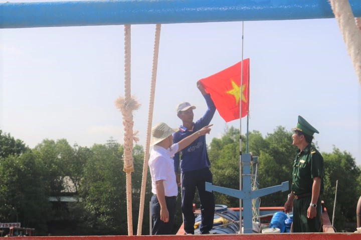 Thiêng liêng lá cờ đỏ sao vàng giữa trùng khơi ngư trường Tổ quốc