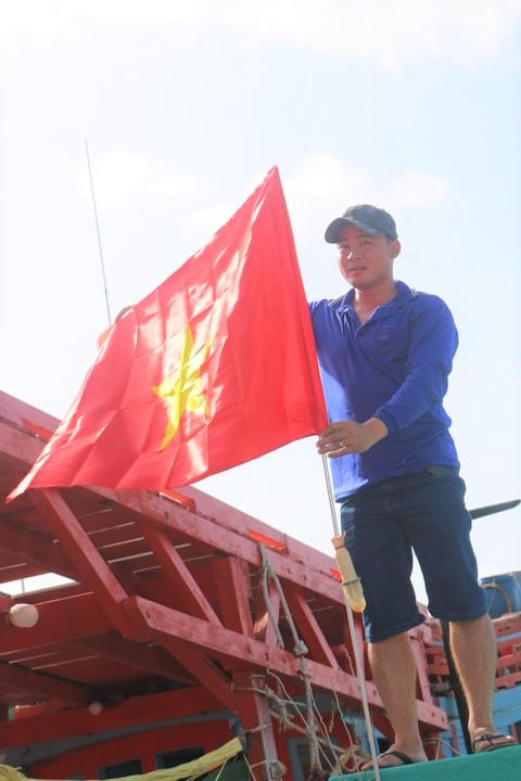Thiêng liêng lá cờ đỏ sao vàng giữa trùng khơi ngư trường Tổ quốc