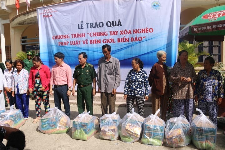 Báo Pháp luật Việt Nam “Chung tay xóa nghèo pháp luật” về với Kiên Giang