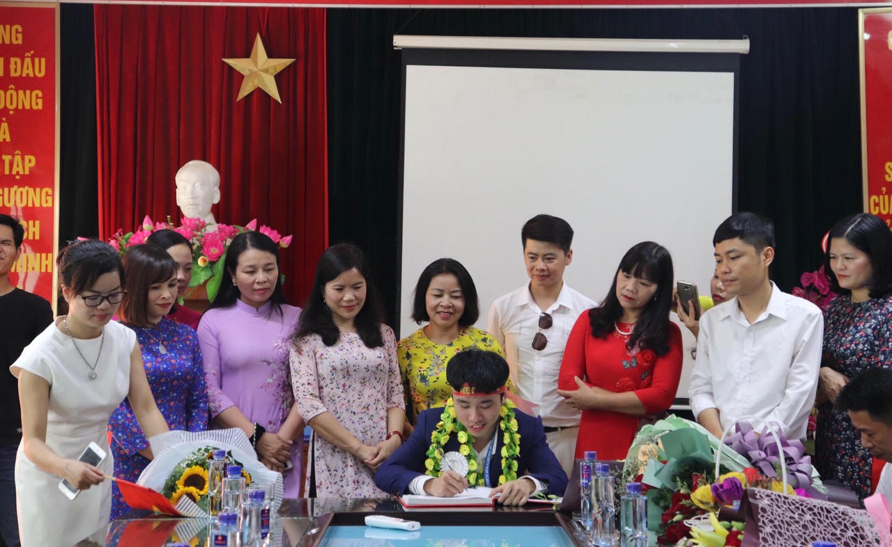 Trường THPT số 1 Lào Cai tưng bừng đón 'cậu bé vàng' đoạt giải quốc tế 