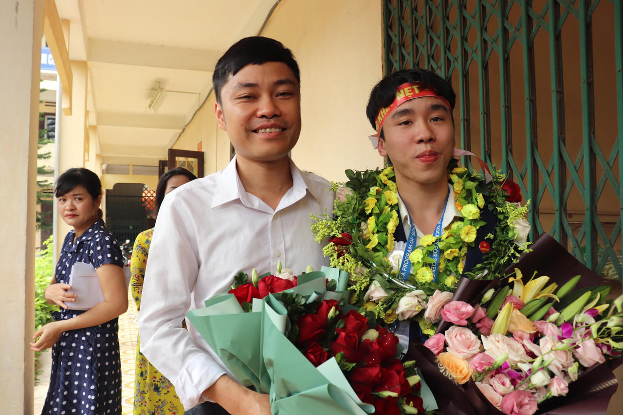 Trường THPT số 1 Lào Cai tưng bừng đón 'cậu bé vàng' đoạt giải quốc tế 