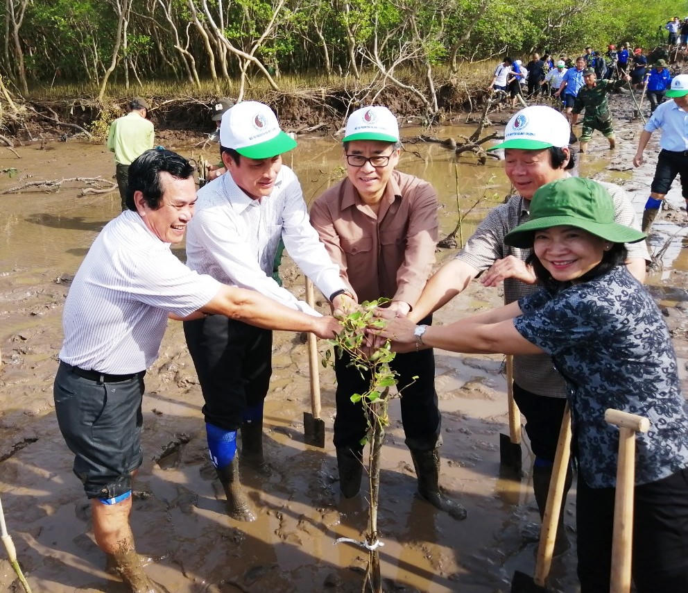 Phát động ra quân trồng rừng phòng hộ ven biển Nhà Mát