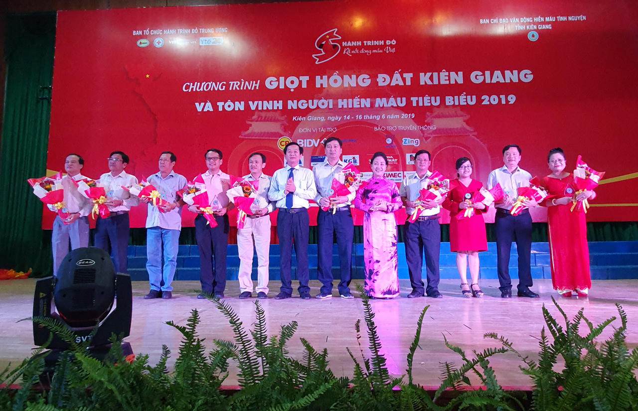 Tôn vinh 73 tấm gương tiêu biểu 'Giọt hồng đất Kiên Giang'