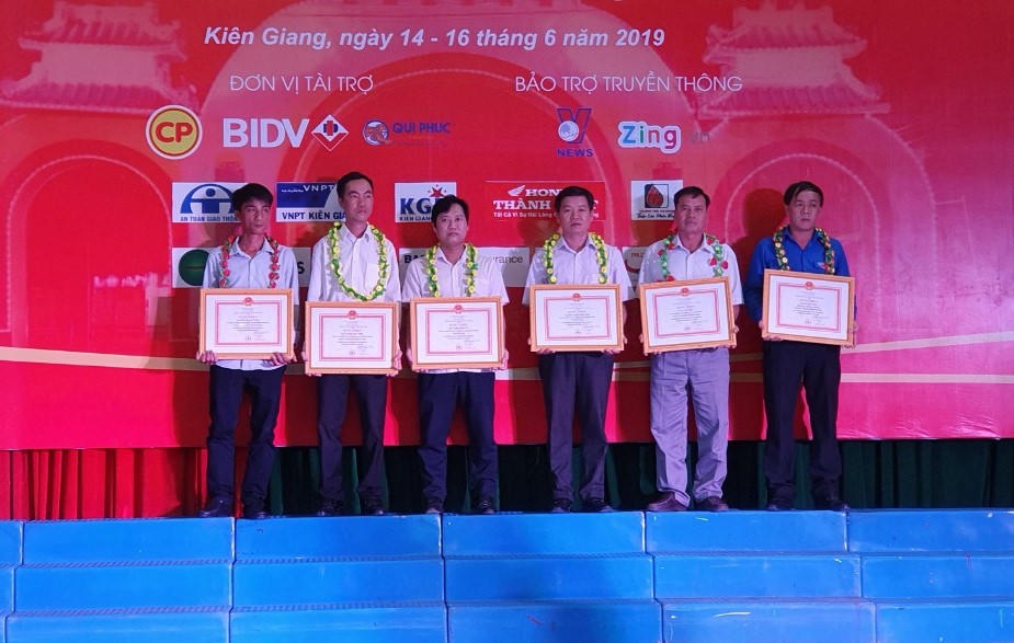 Tôn vinh 73 tấm gương tiêu biểu 'Giọt hồng đất Kiên Giang'