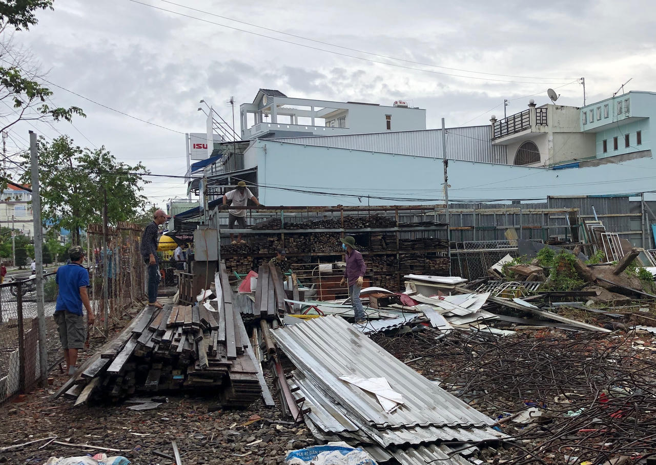 Cà Mau: Làm kệ sắt chứa gỗ tạp bị phạt xây dựng nhà ở trái phép?!