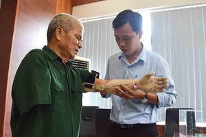 Chàng sinh viên 9X chế tạo bàn tay robot giá rẻ cho thương binh, người khuyết tật 