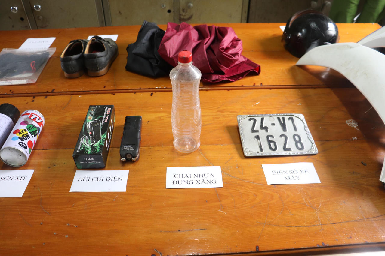 Công an huyện Bảo Thắng vận động đối tượng cướp ngân hàng có vũ khí ra đầu thú