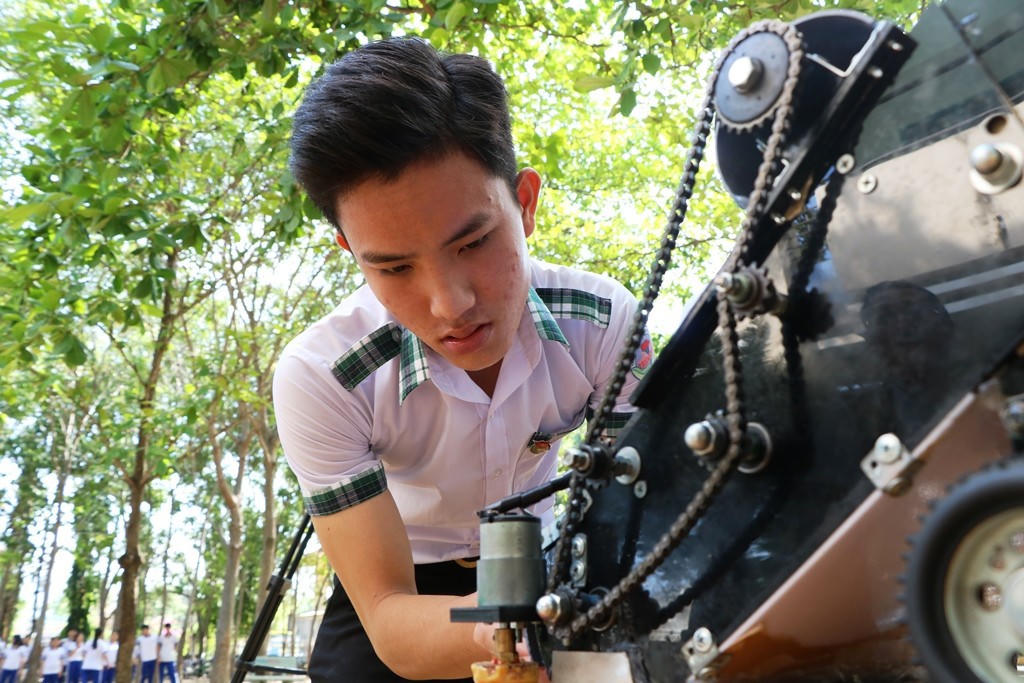Máy thu gom nông sản tự động của hai nam sinh trung học