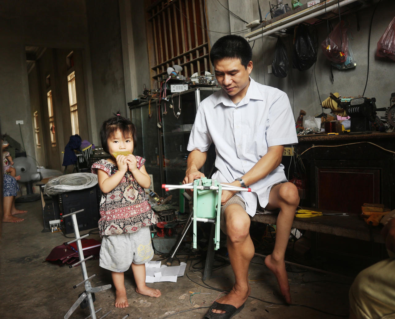 Hạnh phúc ngọt ngào của anh thợ tật nguyền   