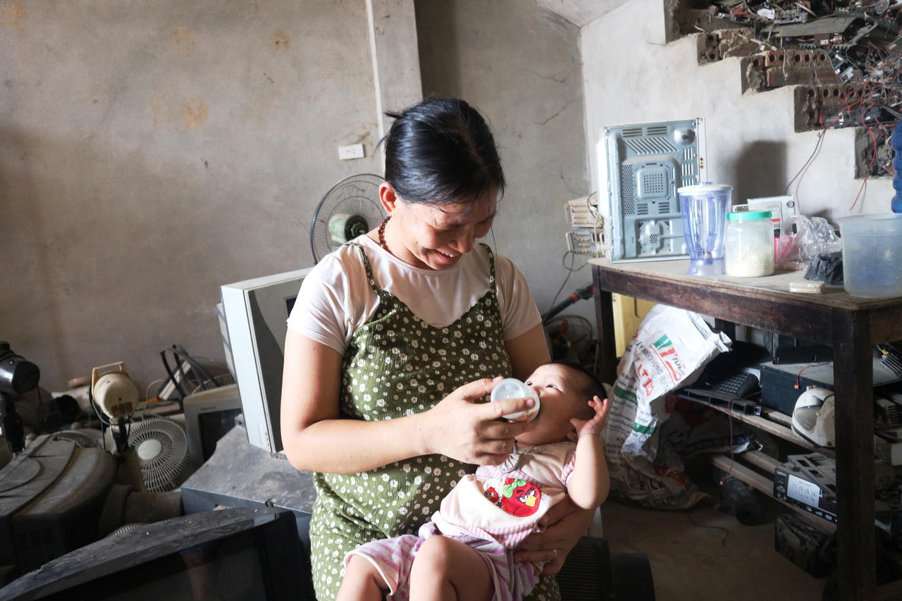 Hạnh phúc ngọt ngào của anh thợ tật nguyền   