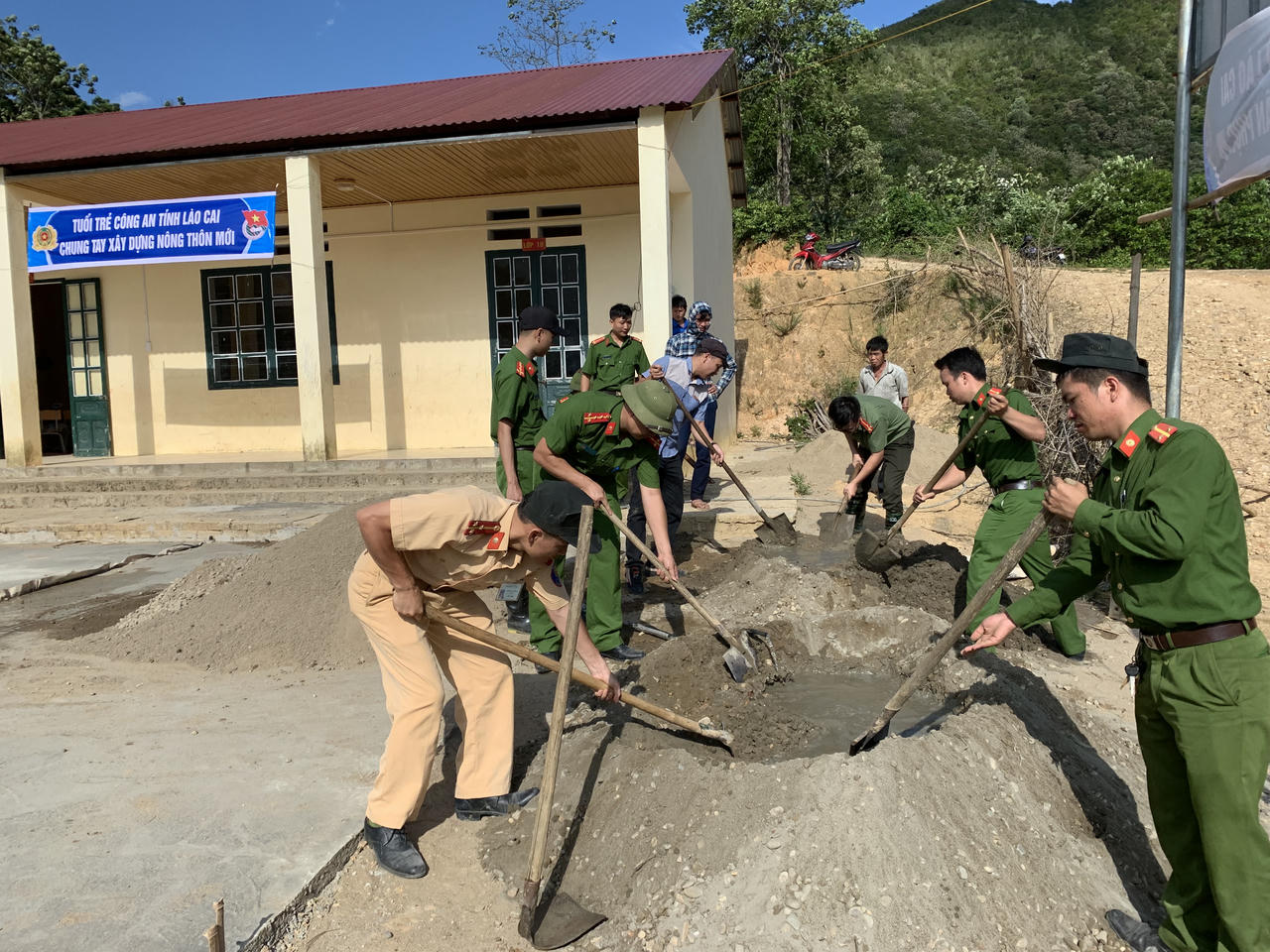 Công an tỉnh Lào Cai tổ chức chương trình thiện nguyện Hè về trên rẻo cao tại xã Nậm Chày