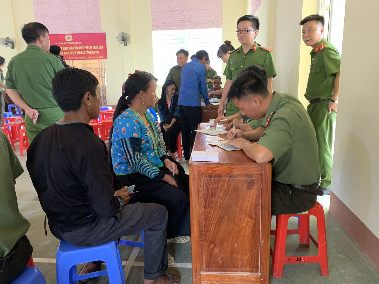 Công an tỉnh Lào Cai tổ chức chương trình thiện nguyện Hè về trên rẻo cao tại xã Nậm Chày