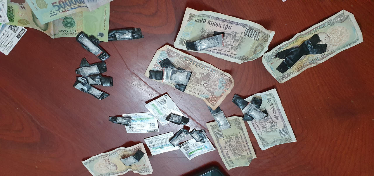 'Nữ quái' bán card điện thoại đính kèm ma túy đá