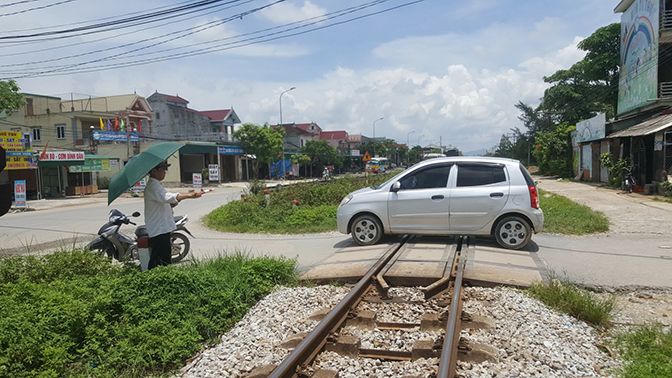 Người cựu binh 13 năm tự nguyện làm trạm barie gác đường tàu