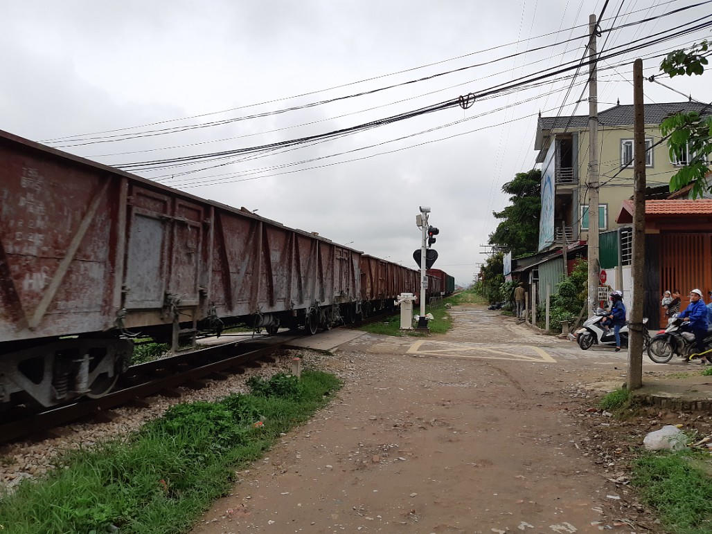 Người cựu binh 13 năm tự nguyện làm trạm barie gác đường tàu