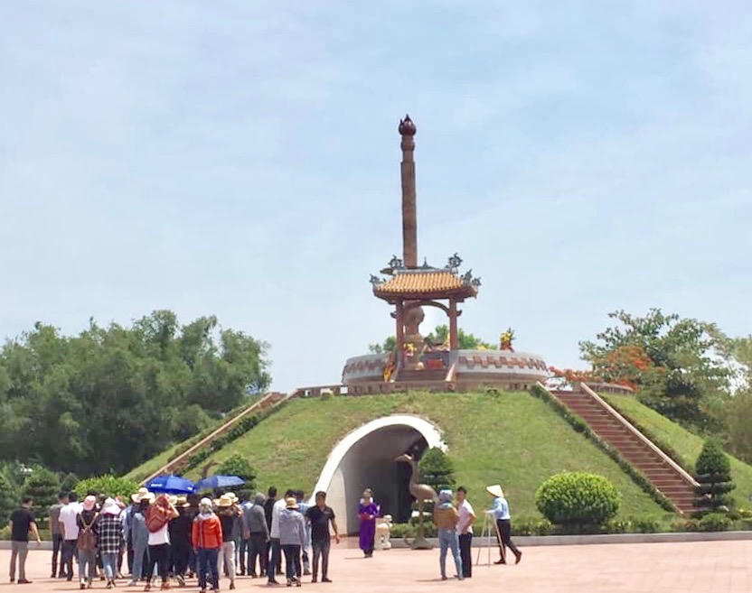 Cháy mãi màu hoa đỏ Trường Sơn