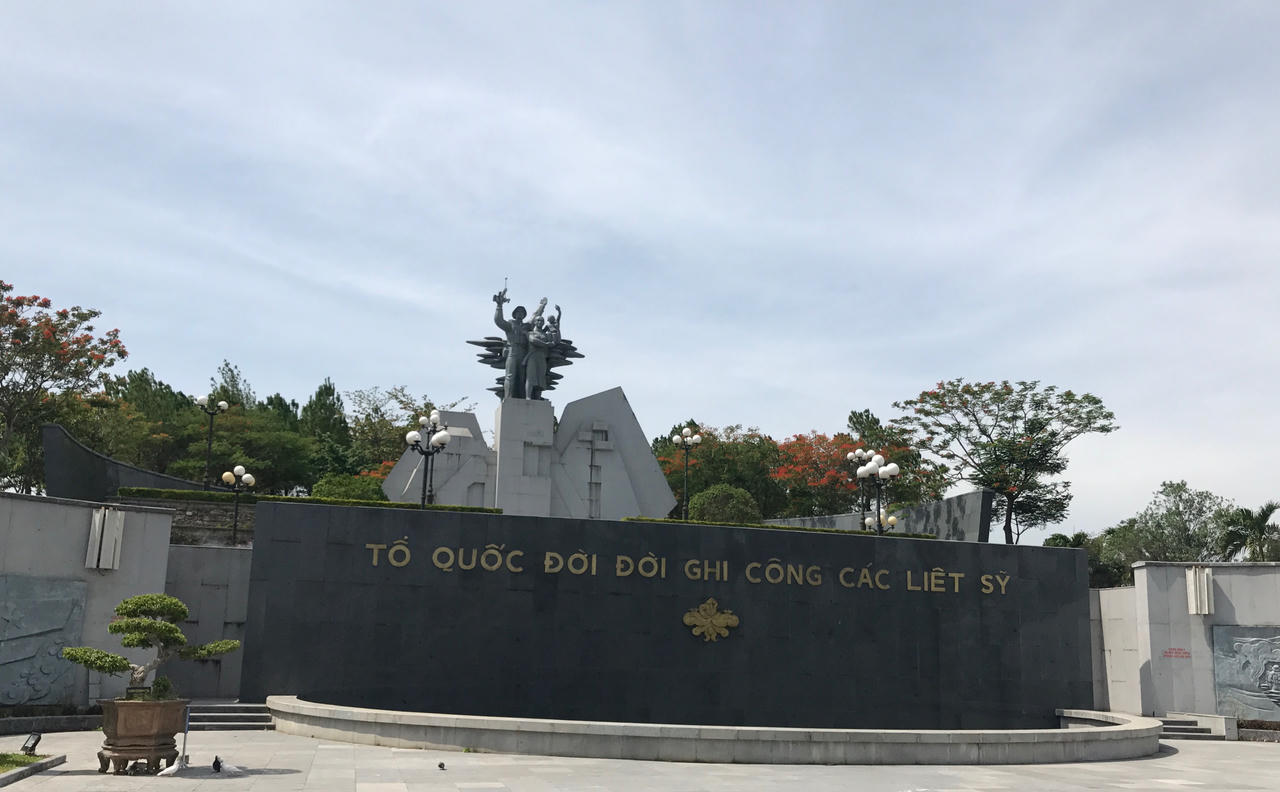 Cháy mãi màu hoa đỏ Trường Sơn