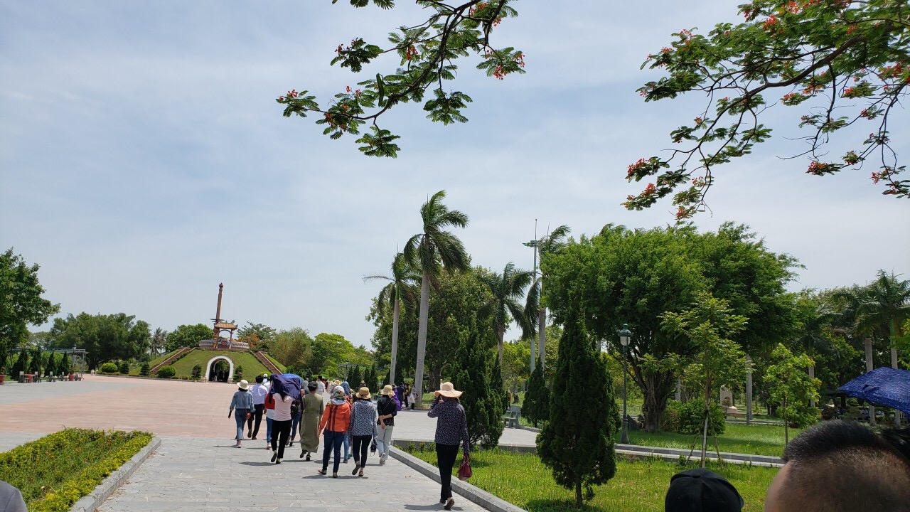 Cháy mãi màu hoa đỏ Trường Sơn