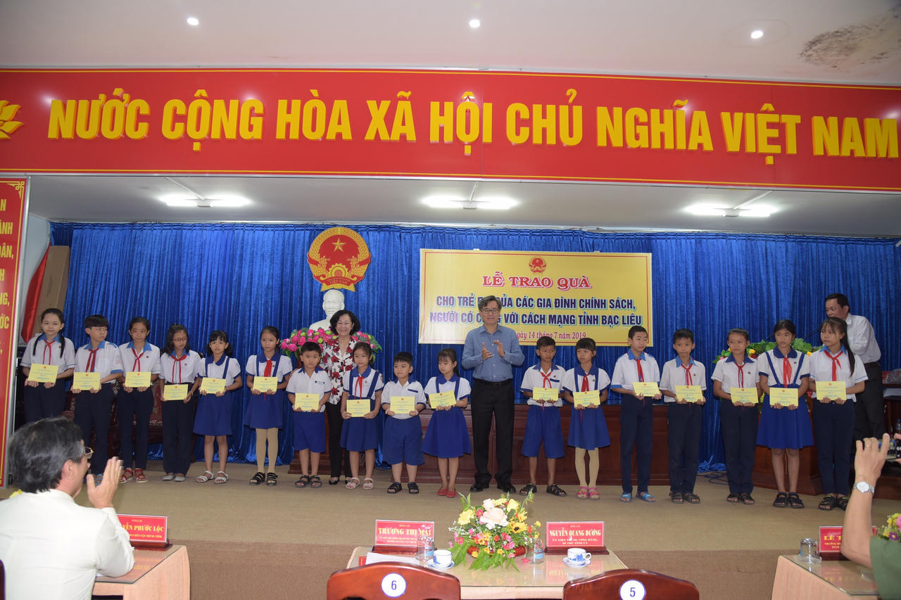 Đồng chí Trương Thị Mai tặng quà cho mẹ VNAH và con em gia đình chính sách tại Bạc Liêu