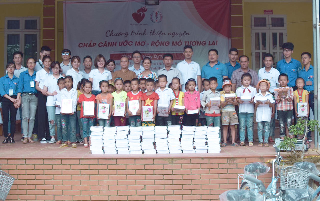 “Chắp cánh ước mơ” cho những học sinh nghèo hiếu học huyện Mai Châu – Hòa Bình