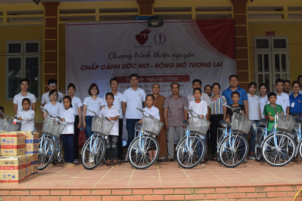 “Chắp cánh ước mơ” cho những học sinh nghèo hiếu học huyện Mai Châu – Hòa Bình