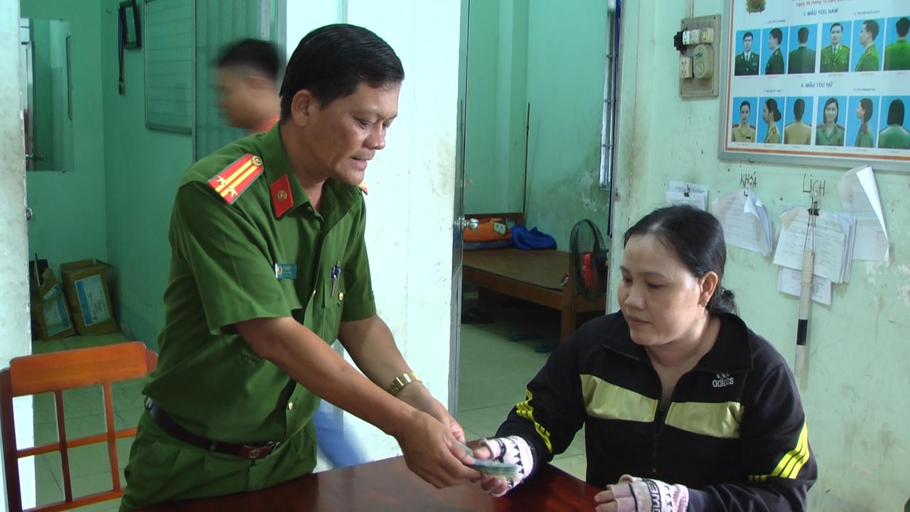 'Trộm nhí' đột nhập nhà hàng xóm lấy hàng chục triệu đồng 