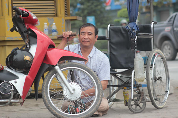 Tiệm sửa xe di động của ông Mỵ 'cụt'