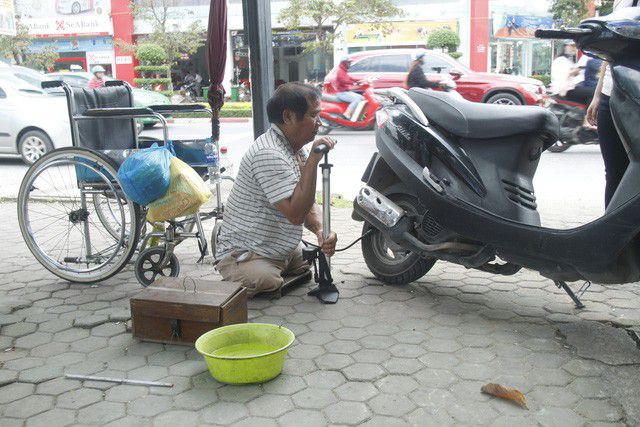 Tiệm sửa xe di động của ông Mỵ 'cụt'
