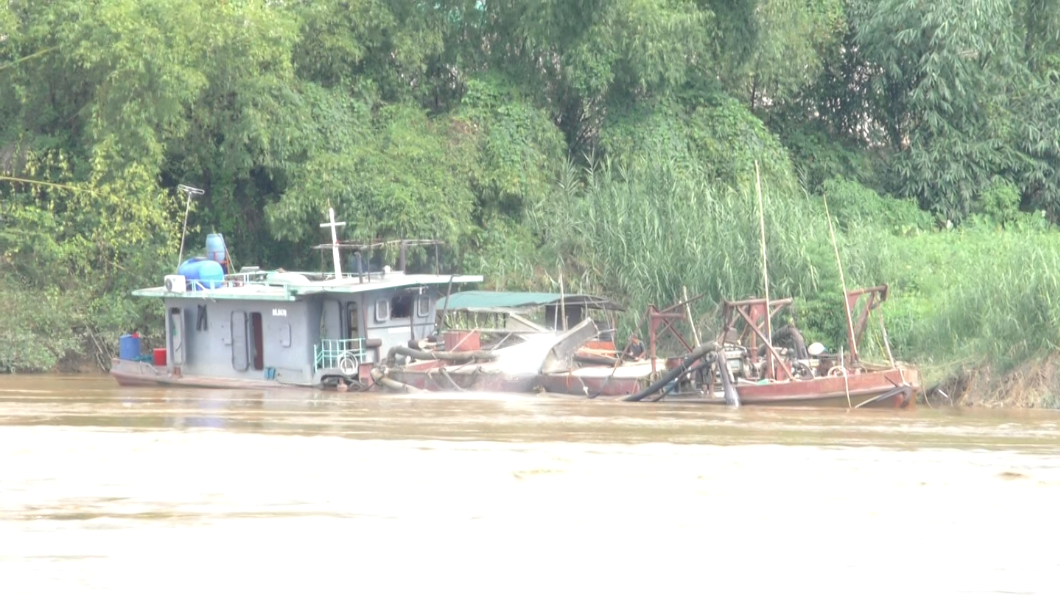 Yên Bái: 'Thế lực” nào bảo kê cho việc ngang nhiên khai thác cát trái phép?