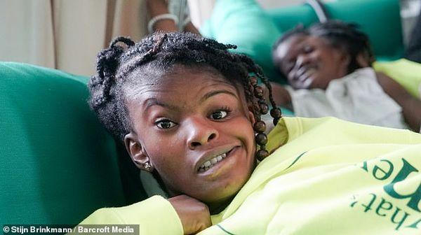 Sức sống quật cường của cặp chị em song sinh dính liền đầu 