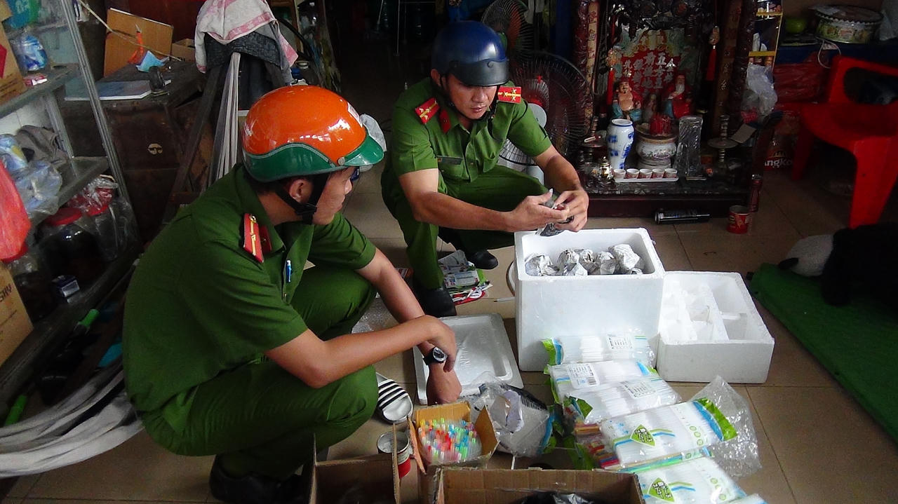 Bắt tụ điểm bán số đề, phát hiện nhiều dụng cụ sử dụng ma túy