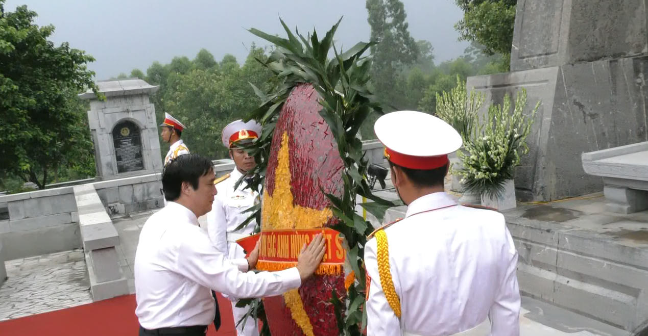 Đoàn đại biểu tỉnh Phú Thọ dâng hương tri ân các anh hùng liệt sĩ