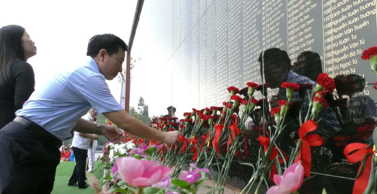 Đoàn đại biểu tỉnh Phú Thọ dâng hương tri ân các anh hùng liệt sĩ