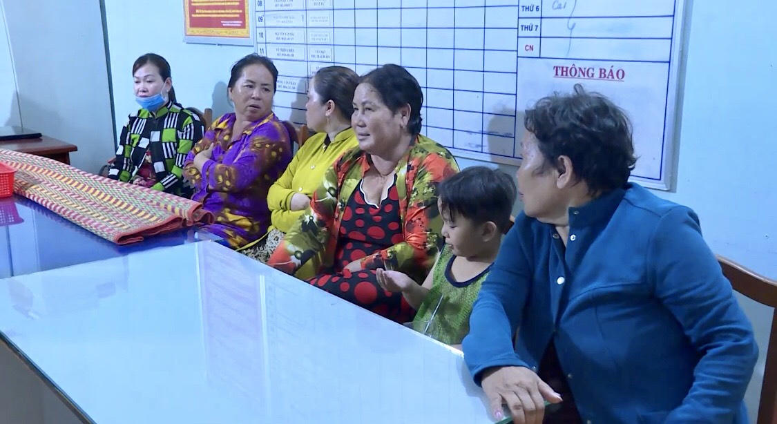 Đánh sập sòng bài tứ sắc, tạm giữ 8 'quý bà'