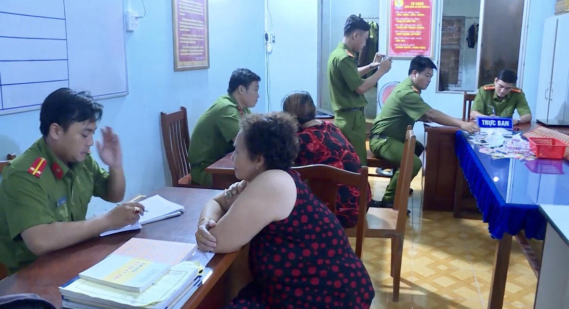 Đánh sập sòng bài tứ sắc, tạm giữ 8 'quý bà'