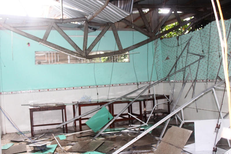 Bảng quảng cáo đổ sập làm thủng mái nhà người dân