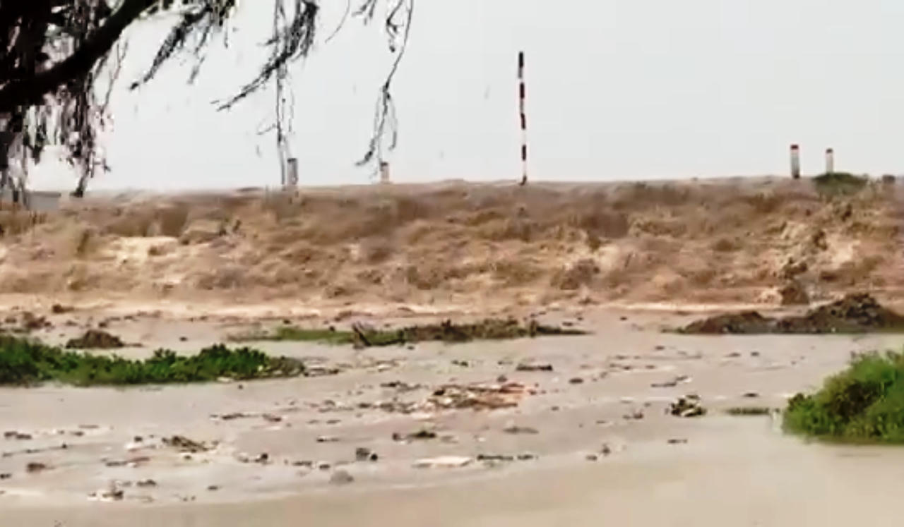 Cà Mau ban bố tình huống khẩn cấp đê biển Tây sau đợt 'sóng lớn kỷ lục'