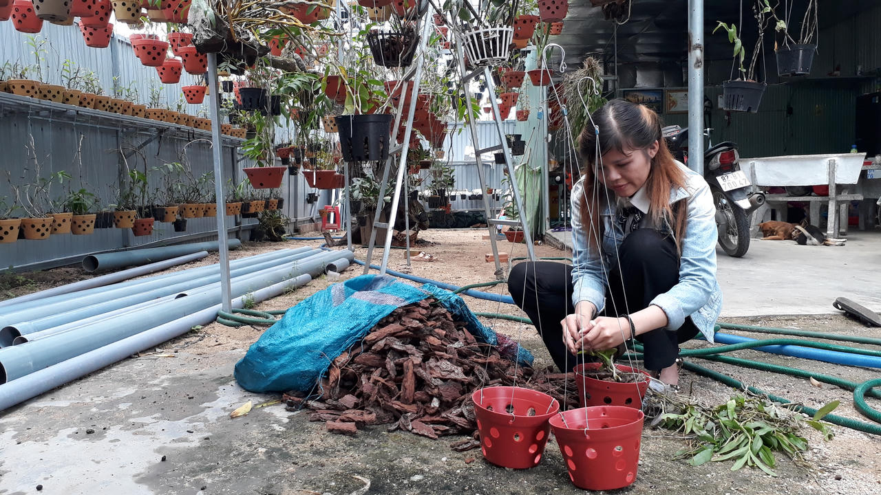 'Nhánh lan rừng' vượt 'bão miệng' nuôi 2 'con rơi'