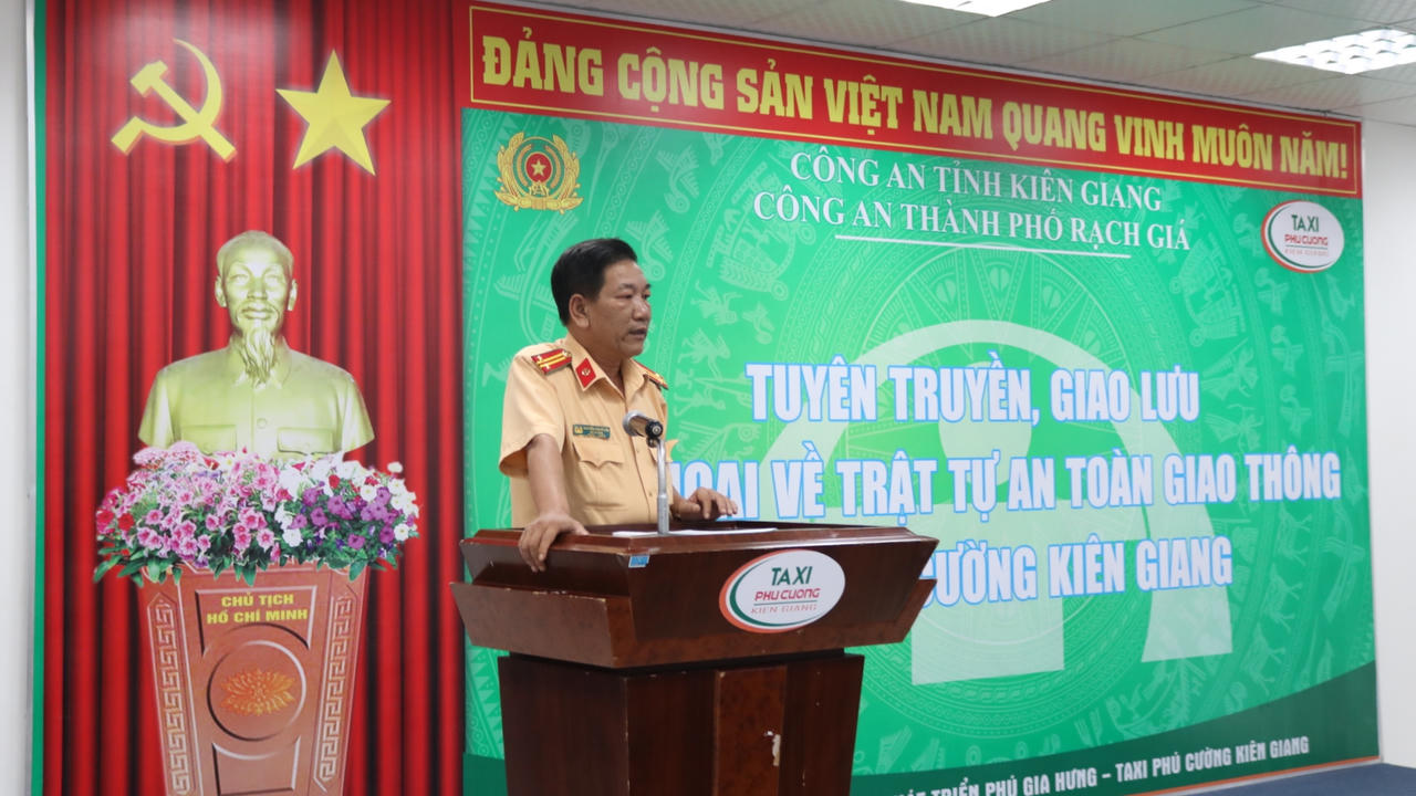 Tuyên truyền pháp luật về ATGT cho lái xe taxi ở thành phố Rạch Giá 